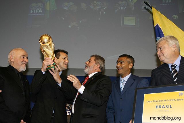 2- 640px-Coelho_Dunga_Lula_Romário__Blatter_at_announcement_of_Brazil_as_2014_FIFA_World_Cup_host_2007-10-30